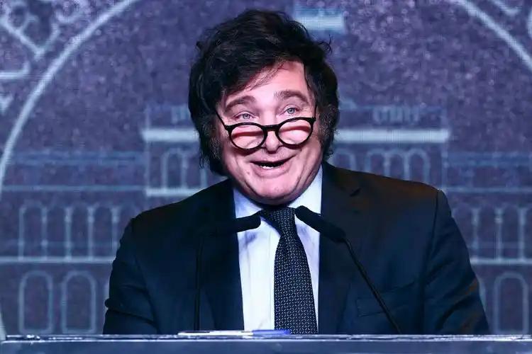 这次英国恐怕真要头疼了。不是因为阿根廷突然要派军舰冲向马尔维纳斯群岛，而是因为米