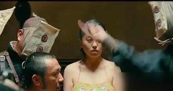 赵铭就拍了三天，一个扯肚兜的镜头，值了五亿票房。
​
姜文这老狐狸，把审查当麻将