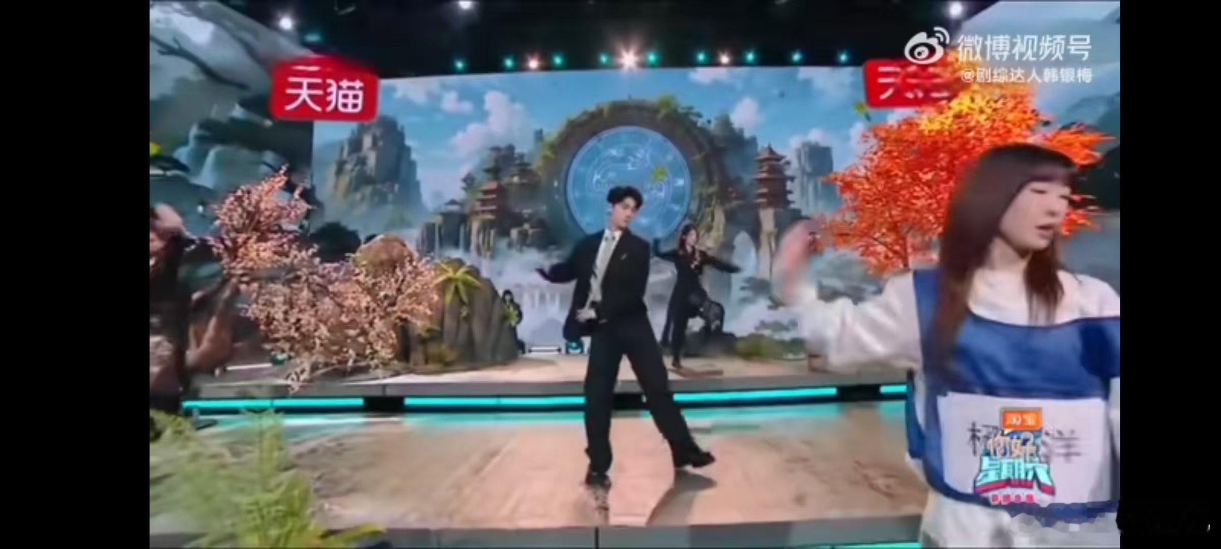 杨洋hi6穿西装跳开场舞你好星期六杨洋再现舞台，西装笔挺跳开场舞，帅气值拉满，心