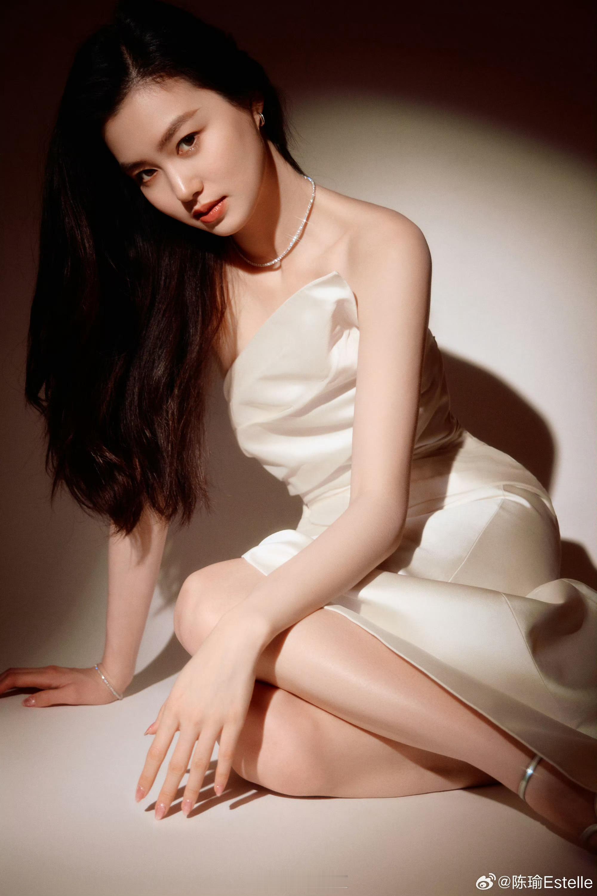 嘿嘿，陈瑜这收工的模样，就像个准备去跟星星分享舞台故事的“小话痨”，仰着头，迈着