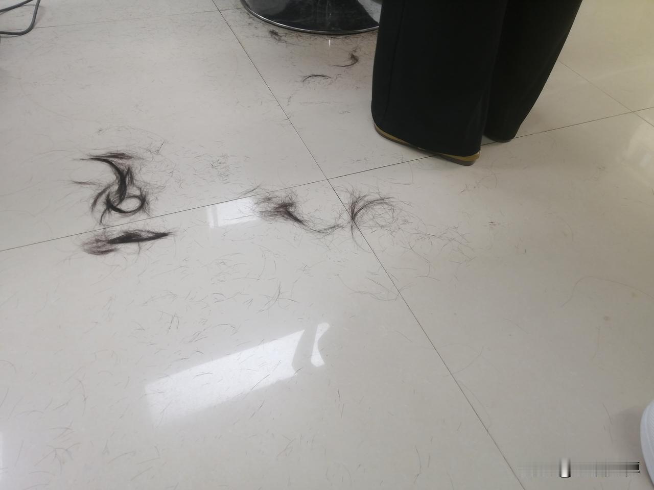 今天来理发，理发师是一位美女，工作很负责。虽然顾客很多，但是她仍然一丝不苟地给每