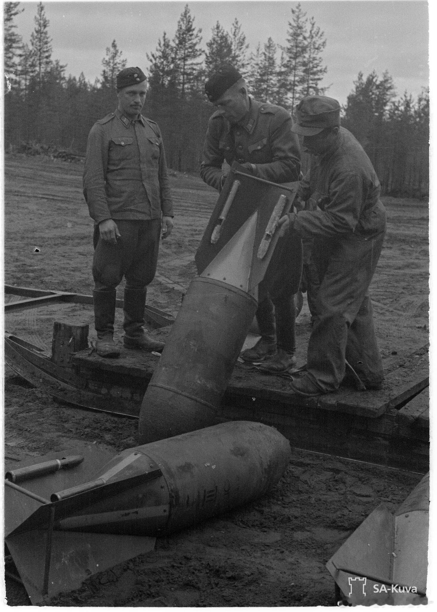 芬兰空军的JU88准备挂弹出击，摄于1944年6月。可见各种规格的德造航空炸弹，