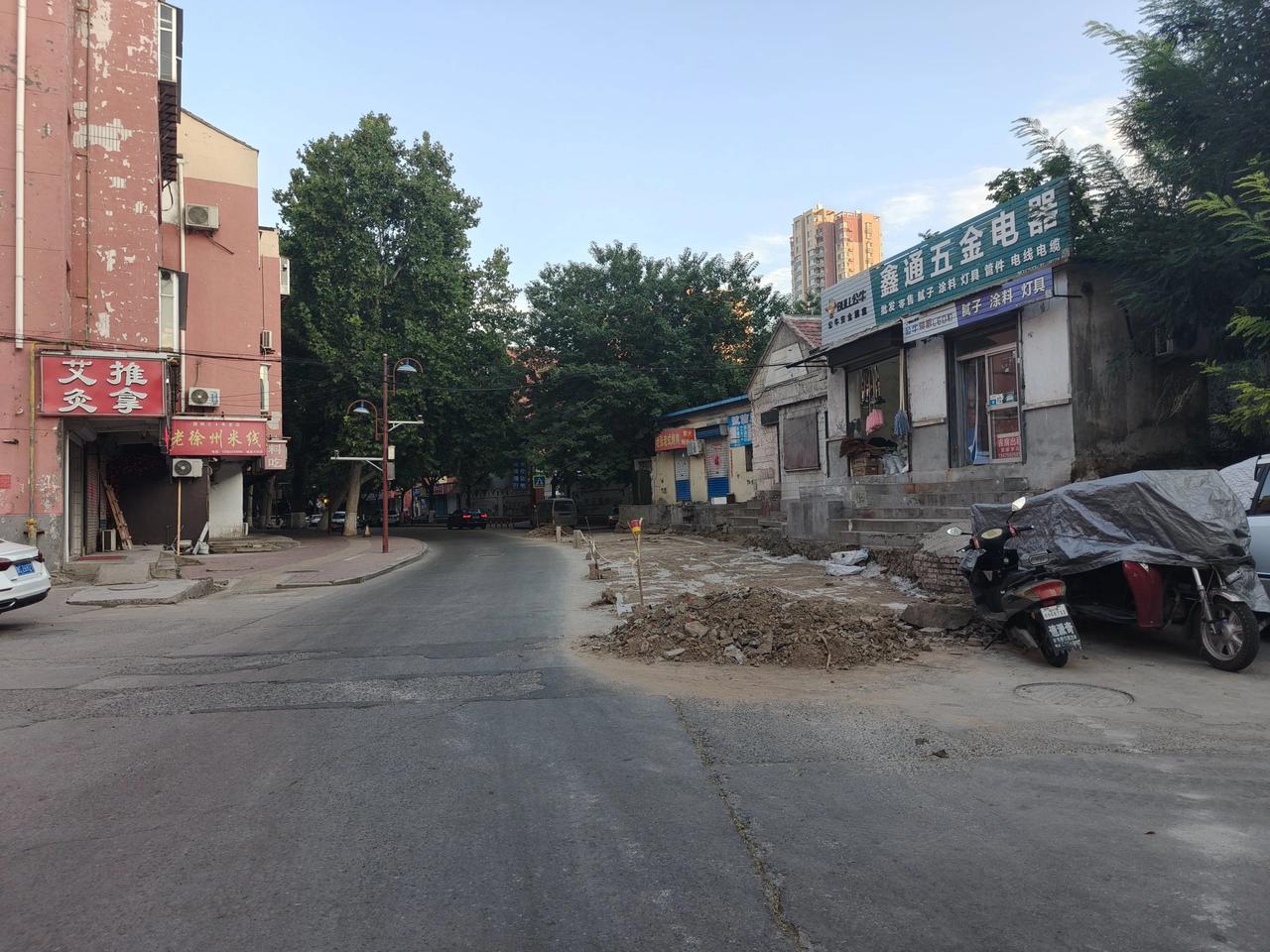 淄川城里大街这个卡脖子路段，变宽了！

淄博市淄川区城里大街实验中学南门东侧，路