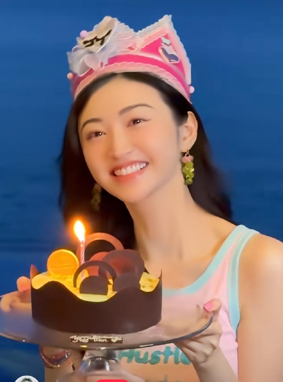 难道没人发现吗？
景甜这事有点可惜，
她都已经37岁了，不仅没有成家，连个孩子都