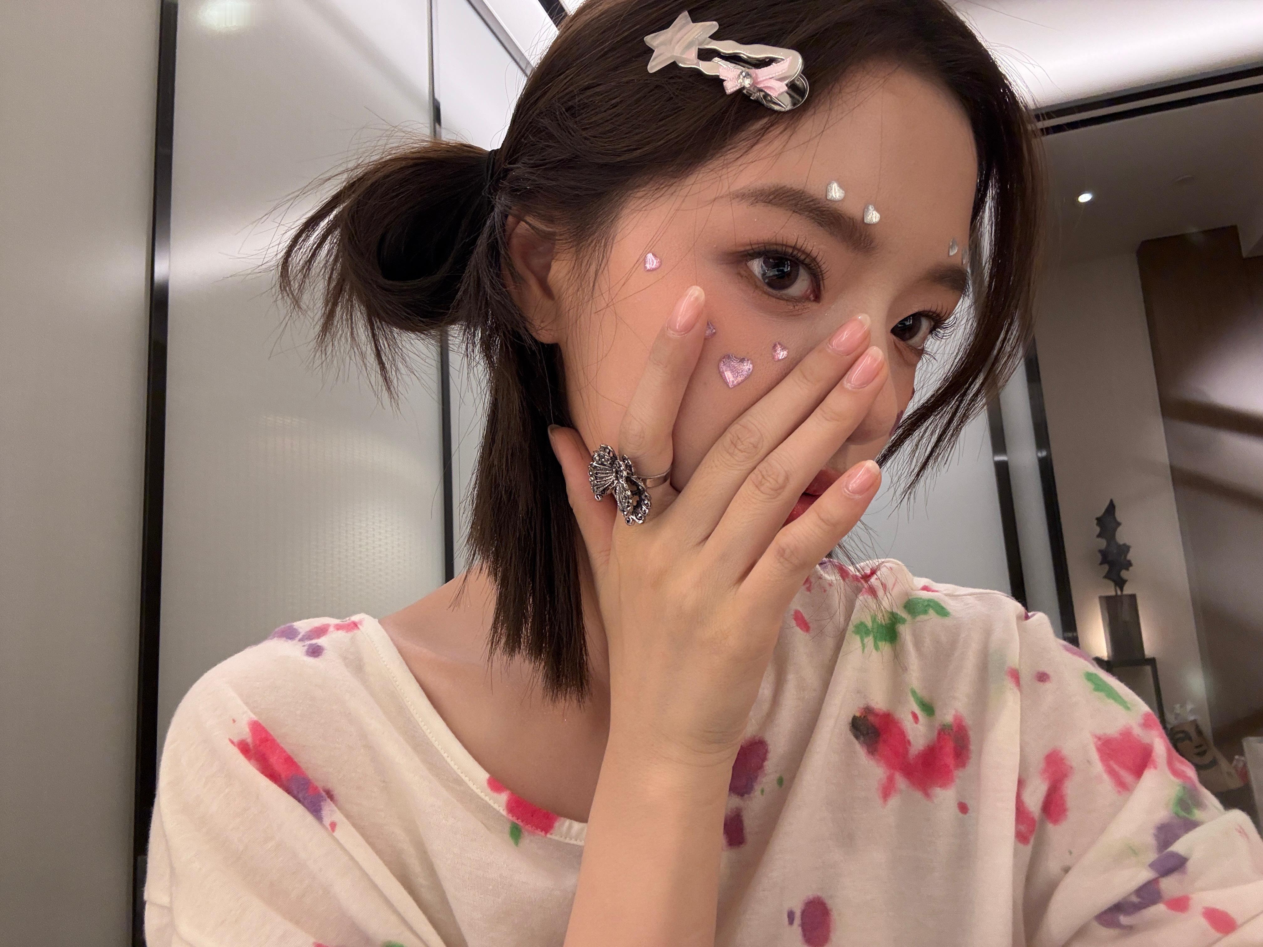 任敏叛逆妆！果然女孩子永远都有少女心！这个样子特别像小女孩爱美的时候喜欢在自己脸
