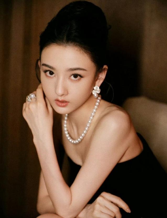 宋祖儿回归后第一场活动是vogue
身穿迪奥1986年古董高定，佩戴御木本高级珠