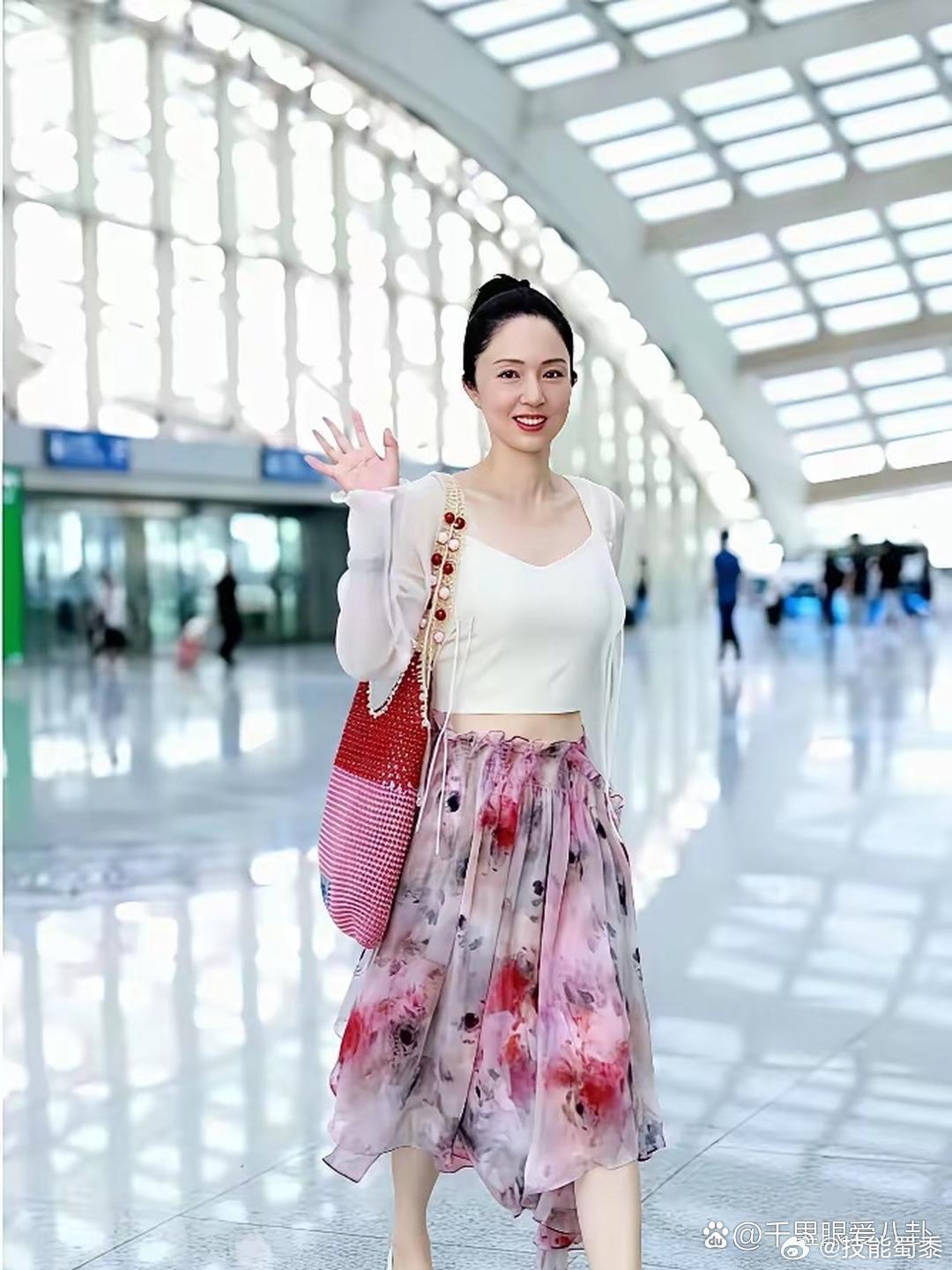 四百多的裙子，八位数的债。董璇把死局走成生路。小她9岁的张维伊，婚前毅然扛下千万