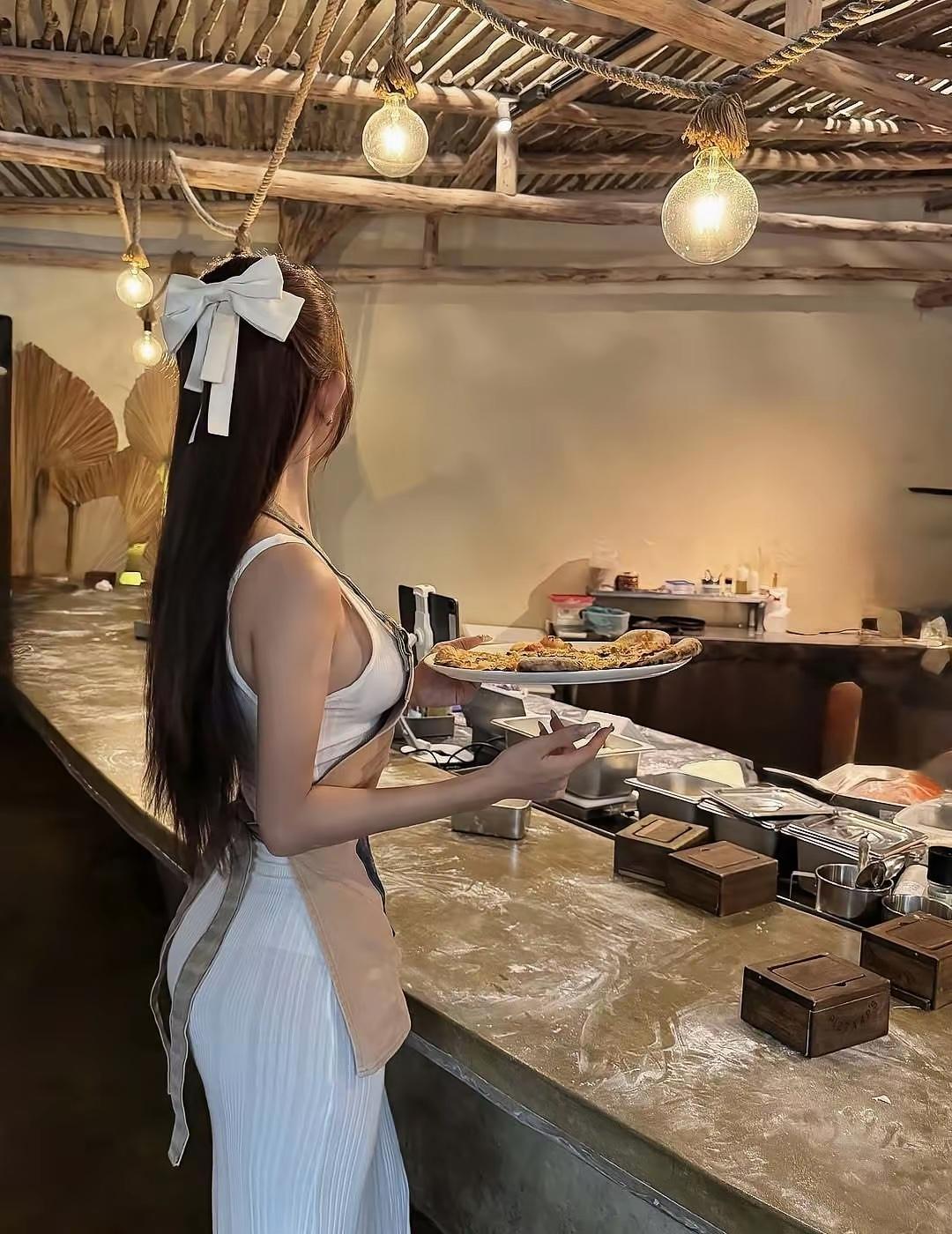 有时候去那种装修古朴的饭庄吃饭，会有很奇妙的体验。就像济南的仁合饭店，装修古朴雅