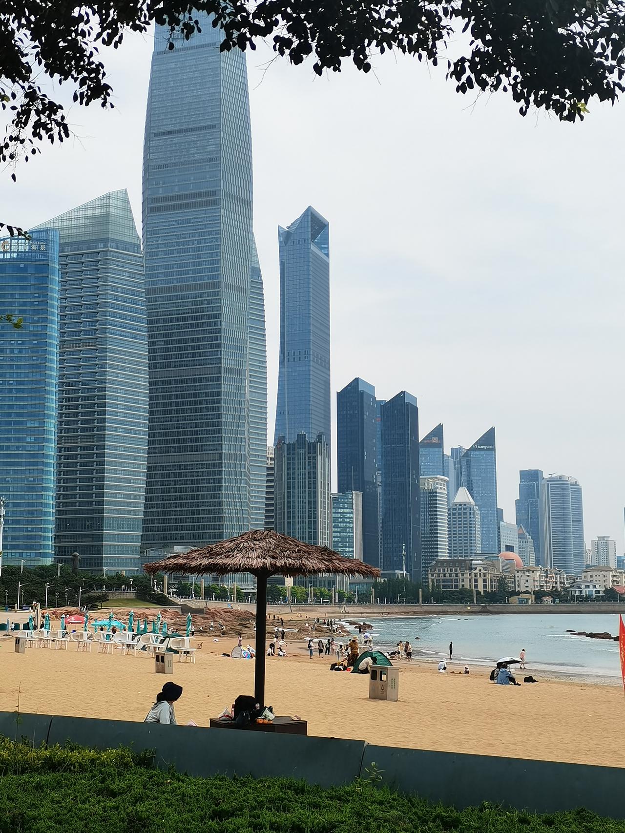 青岛海天大酒店座落于香港西路，面朝大海，主楼共83层，是青岛目前最高的一座建筑，