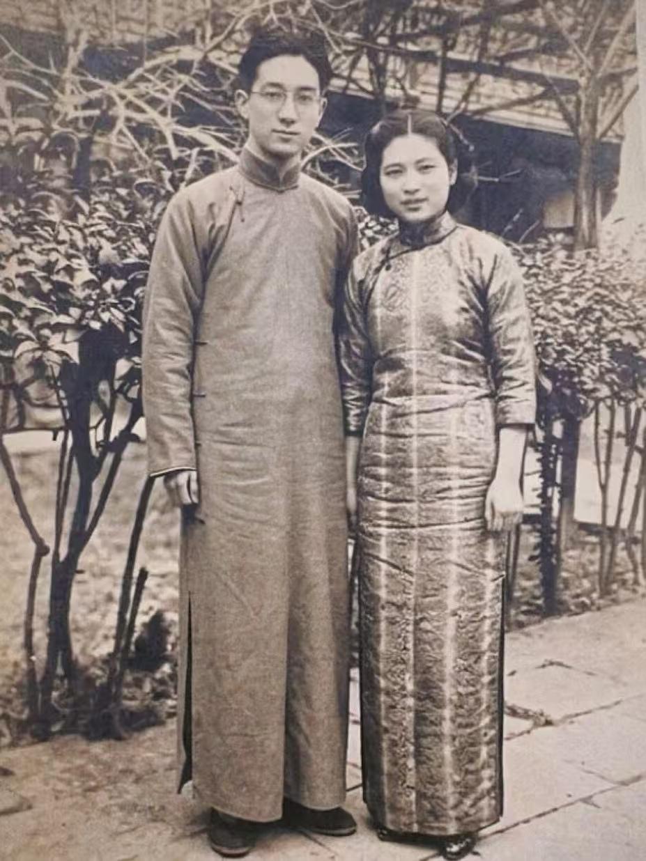 这是一张民国时期的订婚照。从照片看，他们应当是自由恋爱，两人站在院子树下，紧紧相