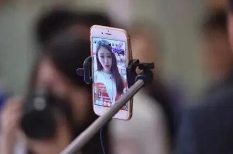 一个19岁女孩一年多时间给主播打赏1700万——这数字听着像都市传说，却是发生在