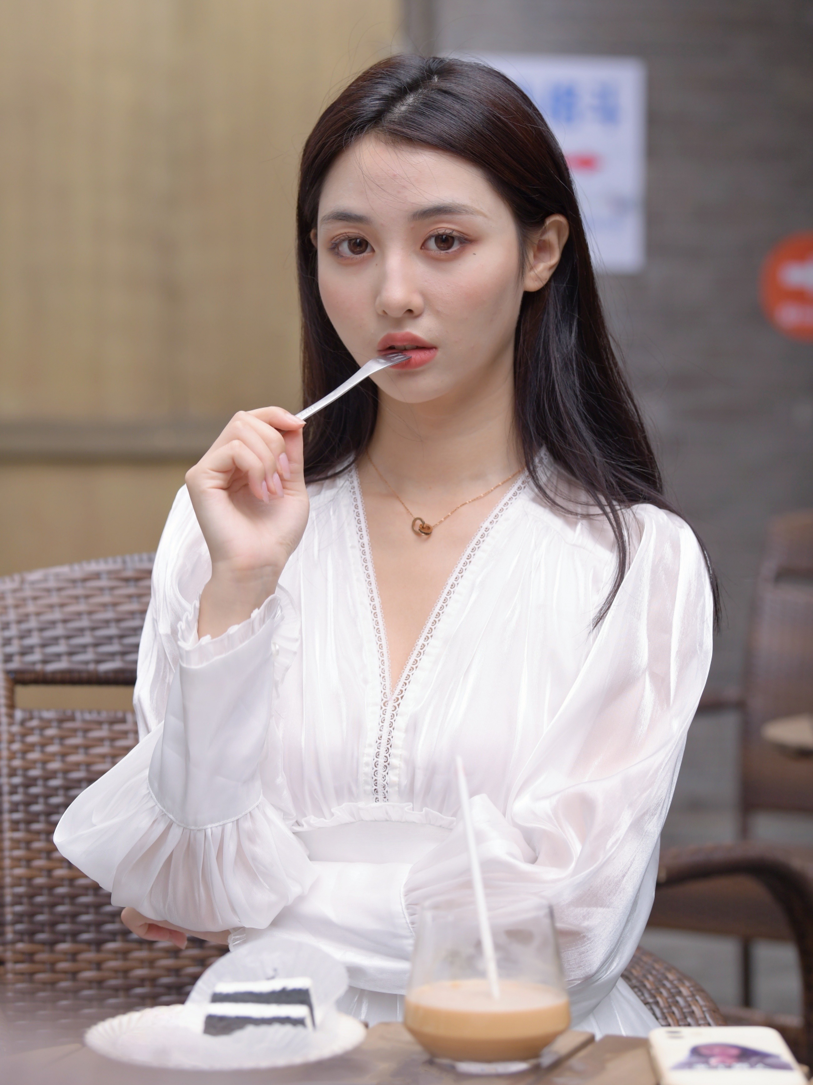 脸如莲萼，香腮鲜似玉，唇似樱桃，何减白家樊素❤ ​​​