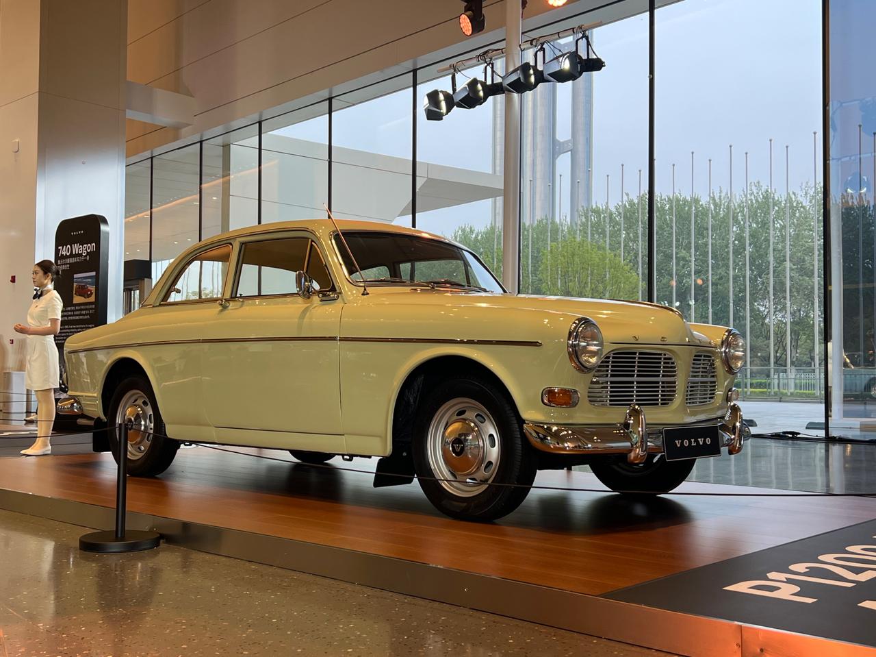 沃尔沃为了过99岁生日，把这台车拉到北京了。
沃尔沃最引以为傲的三点式安全带，就