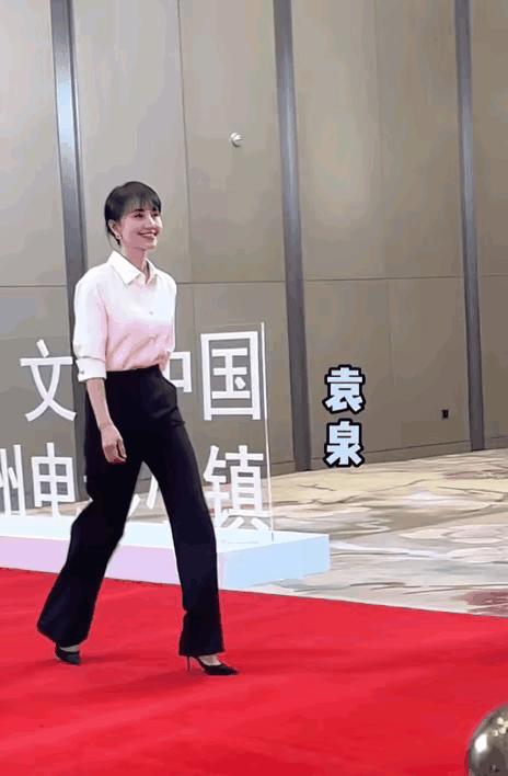 人啊，到了一定的岁数以后，还是应该穿得端庄得体一些。例如袁泉，她的穿着每次出场都