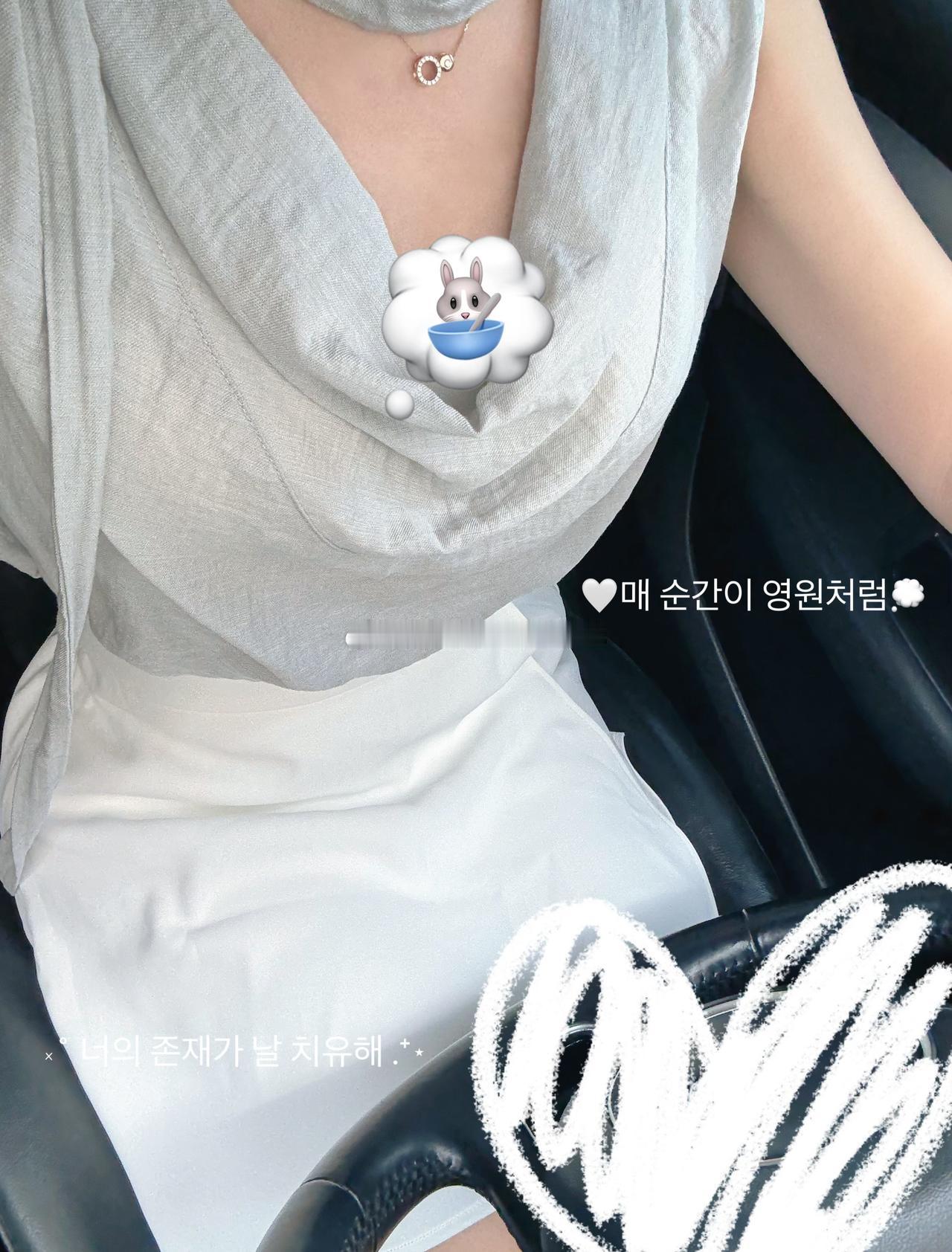 下班啦～开心～
分享今日份小清新穿搭～ ​​​