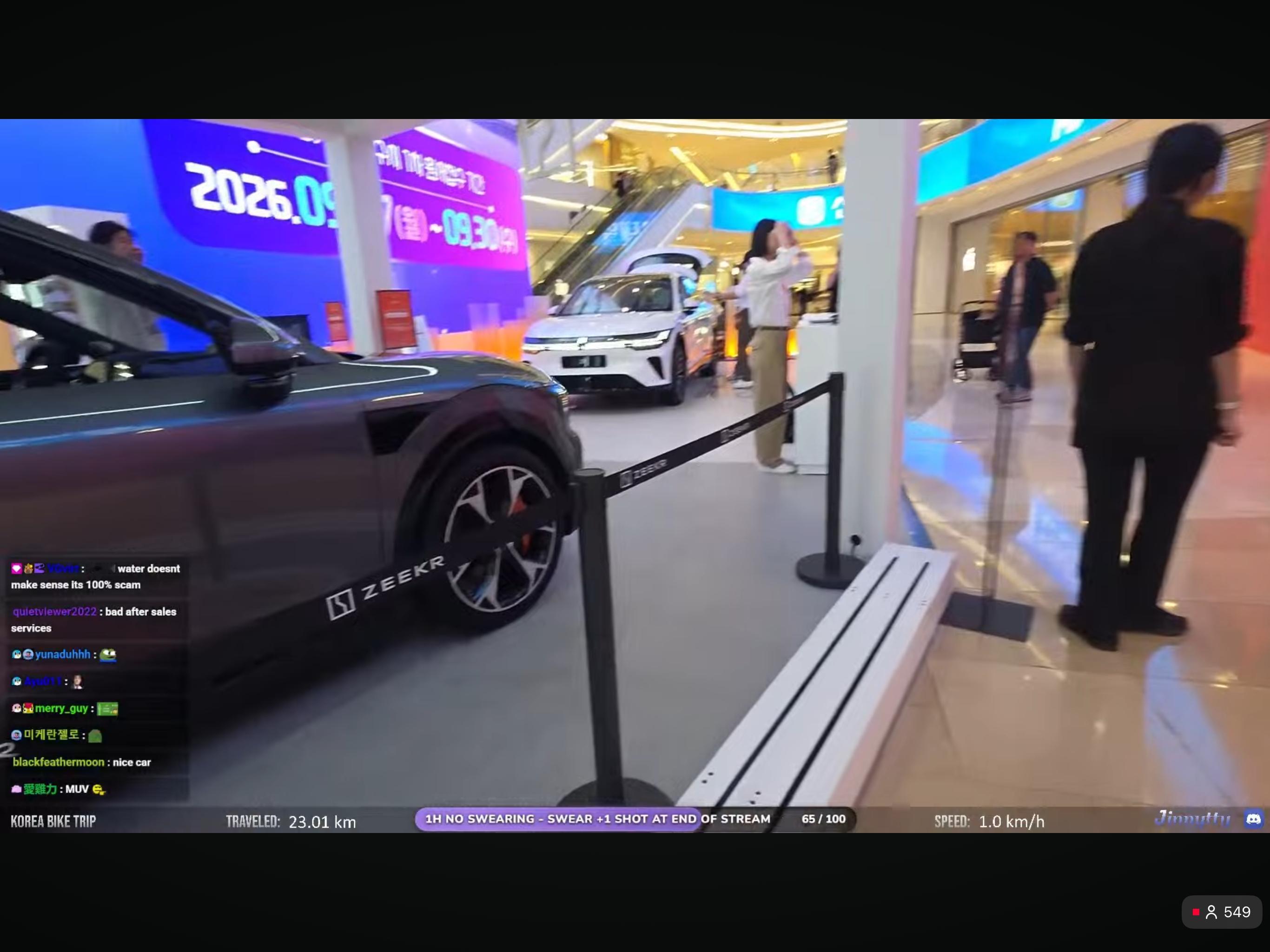 极氪[超话] 韩国知名主播企鹅妹在逛商场的时候看到了极氪展台，进去逛了一圈看看韩