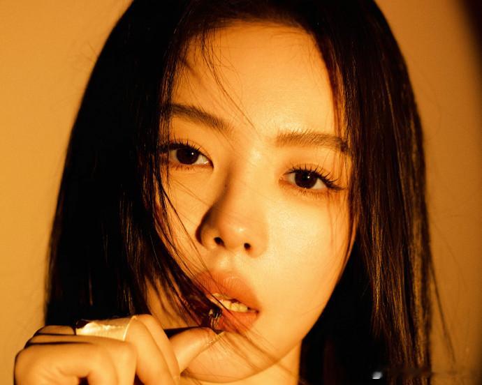  蔡文静落日神女图 家人们！蔡文静的落日神女图美出新高度！霞光、晚风与她，构成了