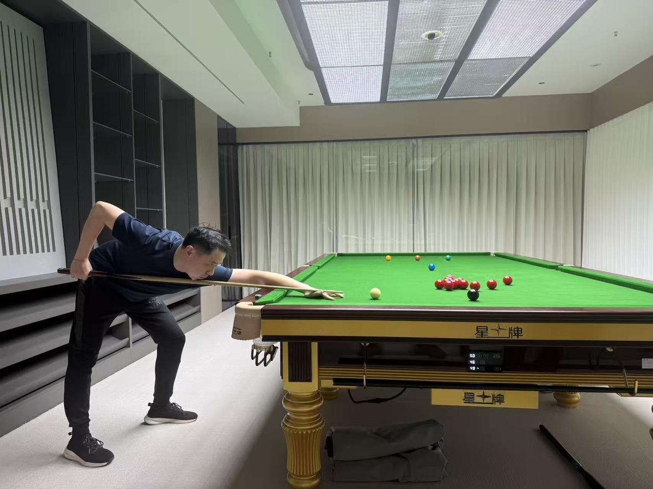 肖国栋这段时间在干啥？直播不直播，他的直播间开着，空荡荡的，球迷自己看，各自聊天