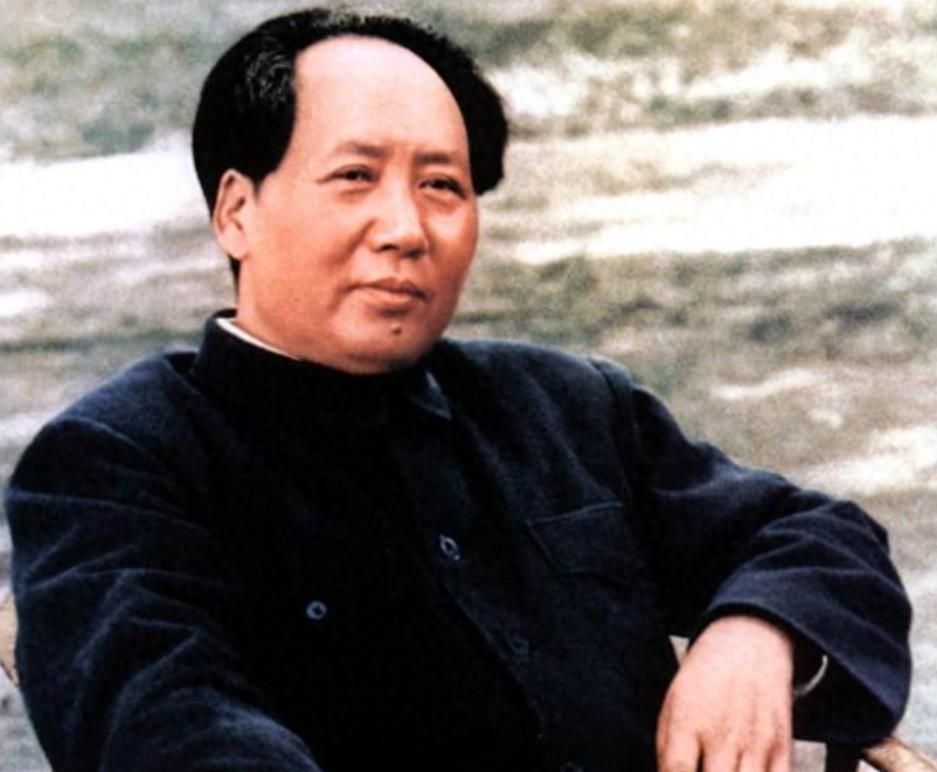 毛主席刚刚入睡，发现封耀松突然用手指扣他的嘴巴，随即发问：你到底想干什么？
一九