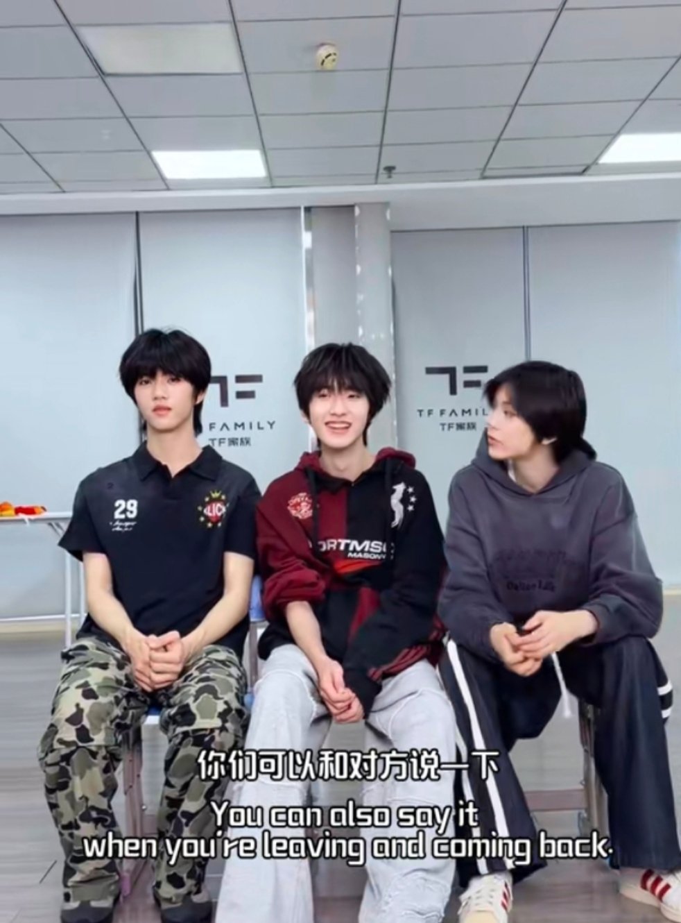 我们家小憨憨真的特别会做节目效果。stf教了一句“再见”，然后说你们可以和对方说