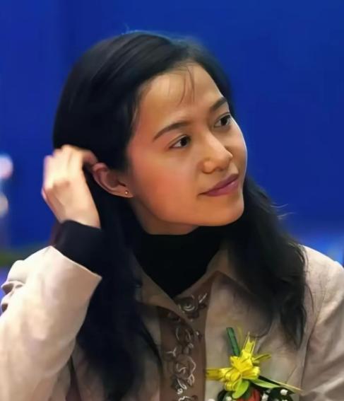 翁帆搬出清华园了，没留恋，没纠葛。带上老母和侄女，转身去了新疆。舆论场又炸了，盯