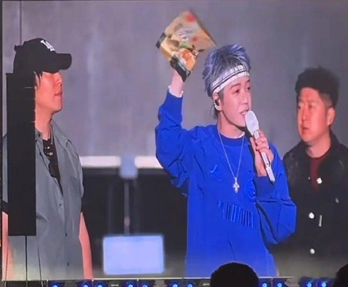 王栎鑫音乐节推广当地美食时遭闭麦，这一意外插曲，让现场氛围多了几分别样趣味，也引