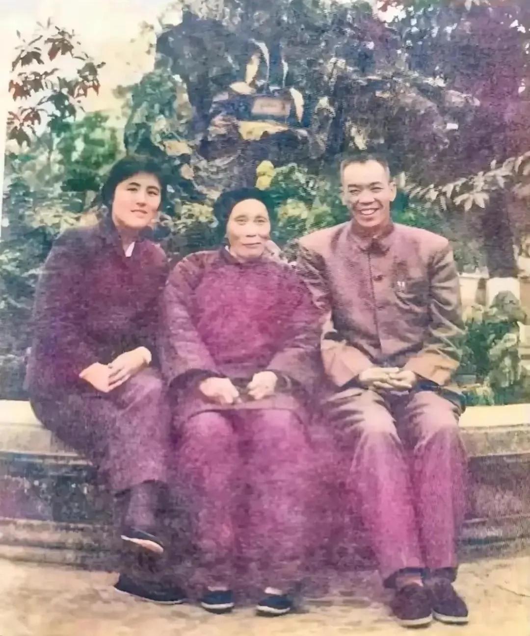 50年代初，梁兴初和他的母亲留下了一张珍贵而温馨的合影。在这张照片中，他们坐在公