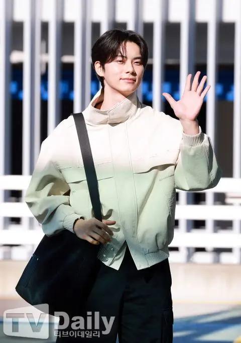 《暴君的厨师》李彩玟启程赴印尼。《暴君的厨师》李彩玟启程赴印尼，机场现身温柔微笑