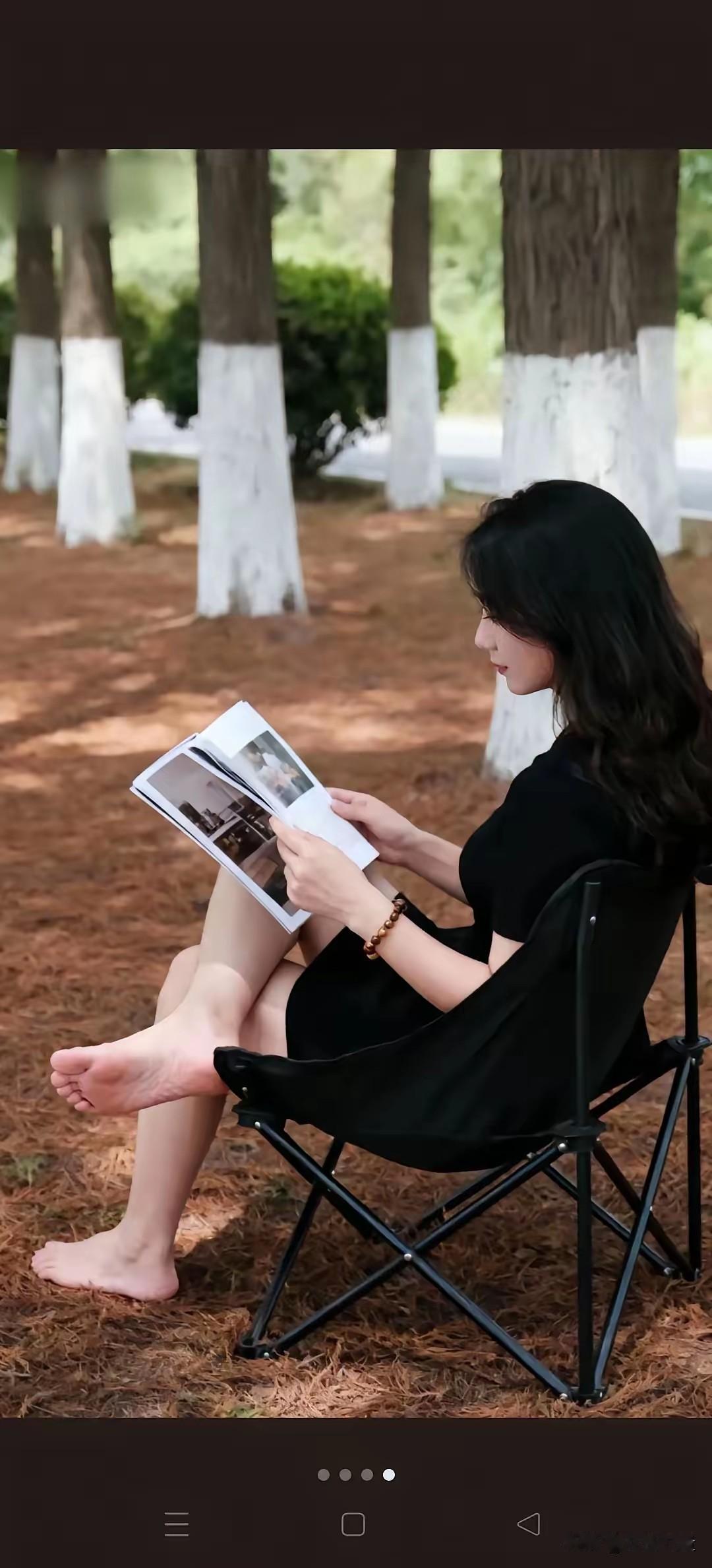 有一种女孩，她们不在乎世俗的偏见。
不被鞋子束缚，-脱掉鞋子，也甩掉了别人的眼光