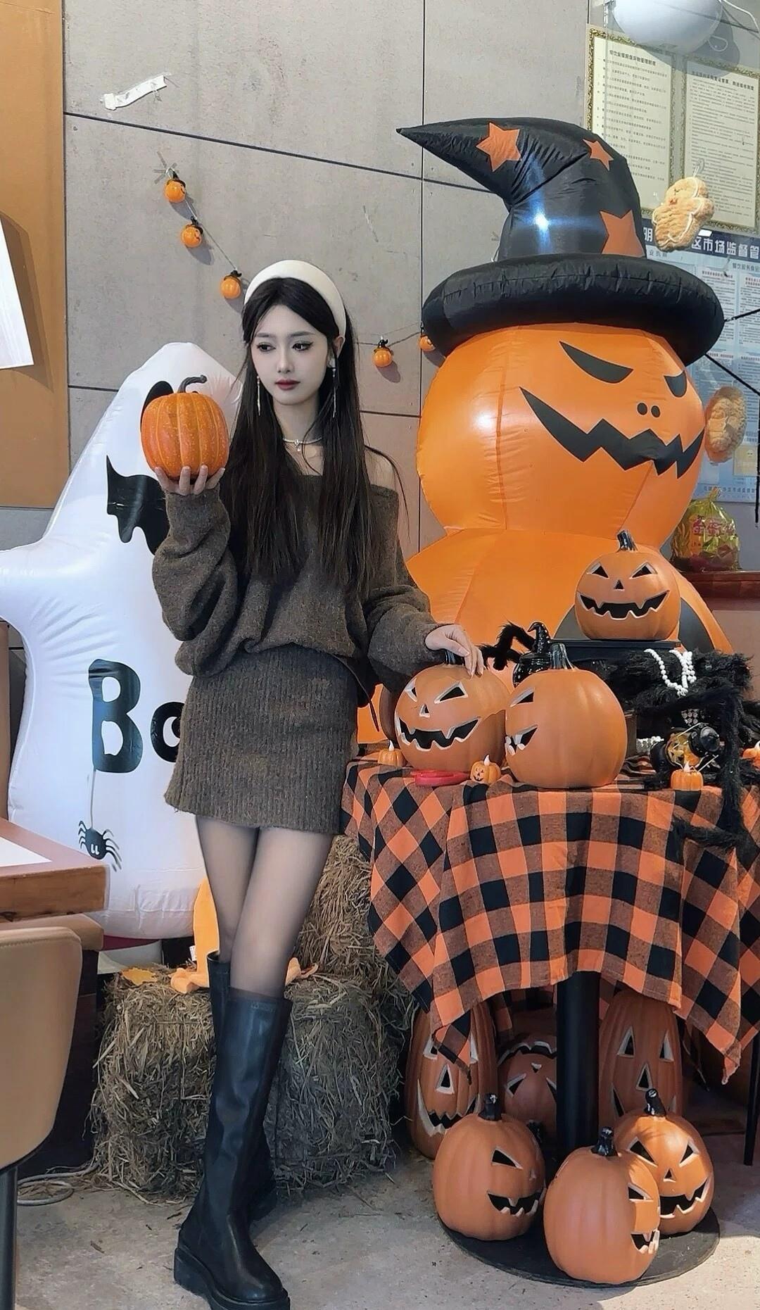 万圣节氛围浓厚的咖啡馆，南瓜和巫师帽装饰，可爱又神秘！🎃👻🎩