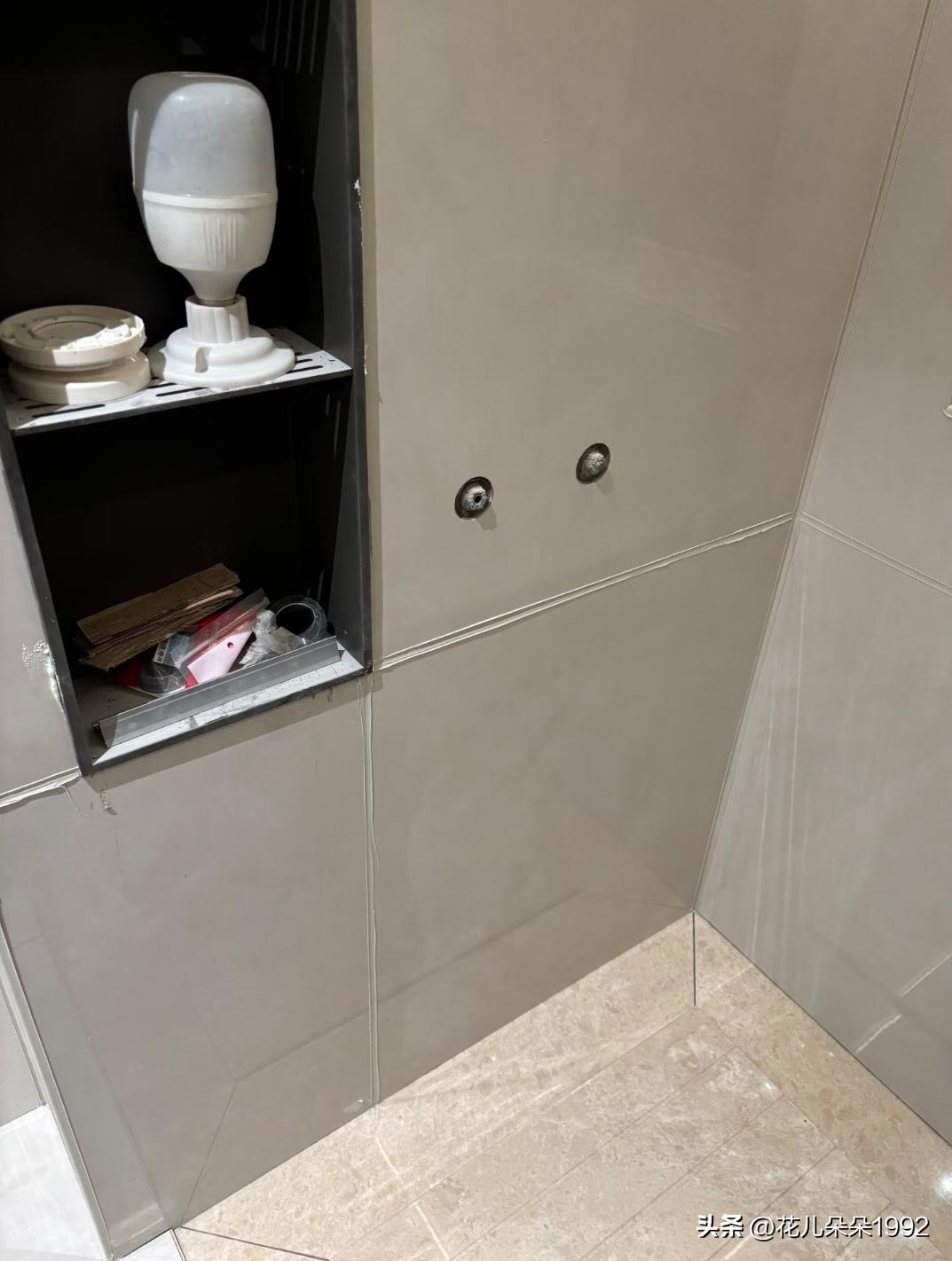 花洒留的位置太低了，老妈也后悔她这个非人类指挥了。
我叫师傅就先不继续安装花洒了