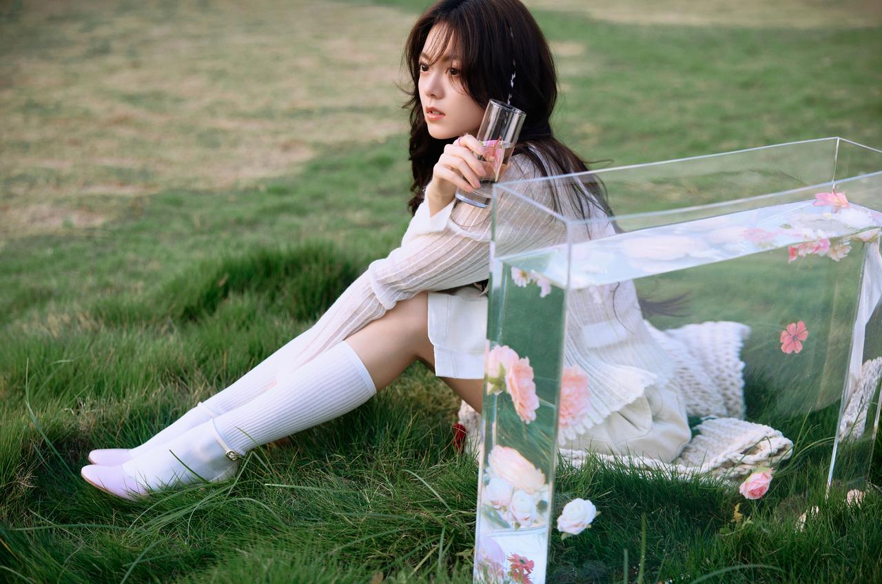 欲扬先抑 
麦麦粉色露脐小吊带 米色百褶裙 大长腿中筒小白袜 粉色半包高跟 ​​