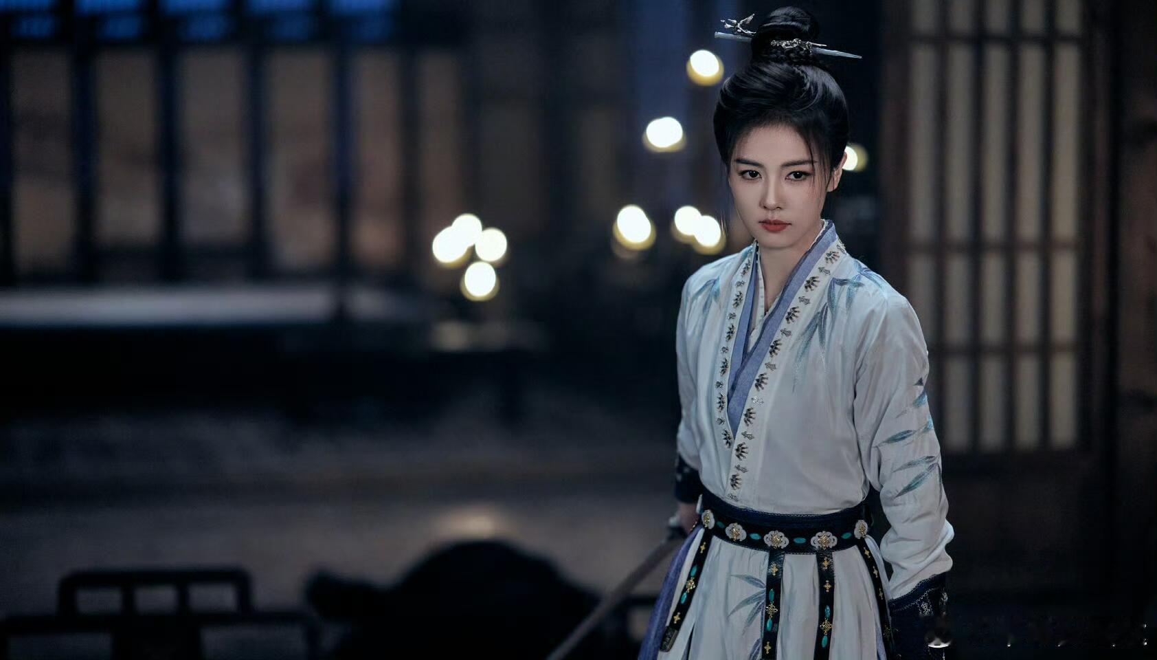 白鹿李佩仪说1就是1 被白鹿李佩仪帅晕！《唐宫奇案》里高马尾墨绿劲装，唐刀术利落