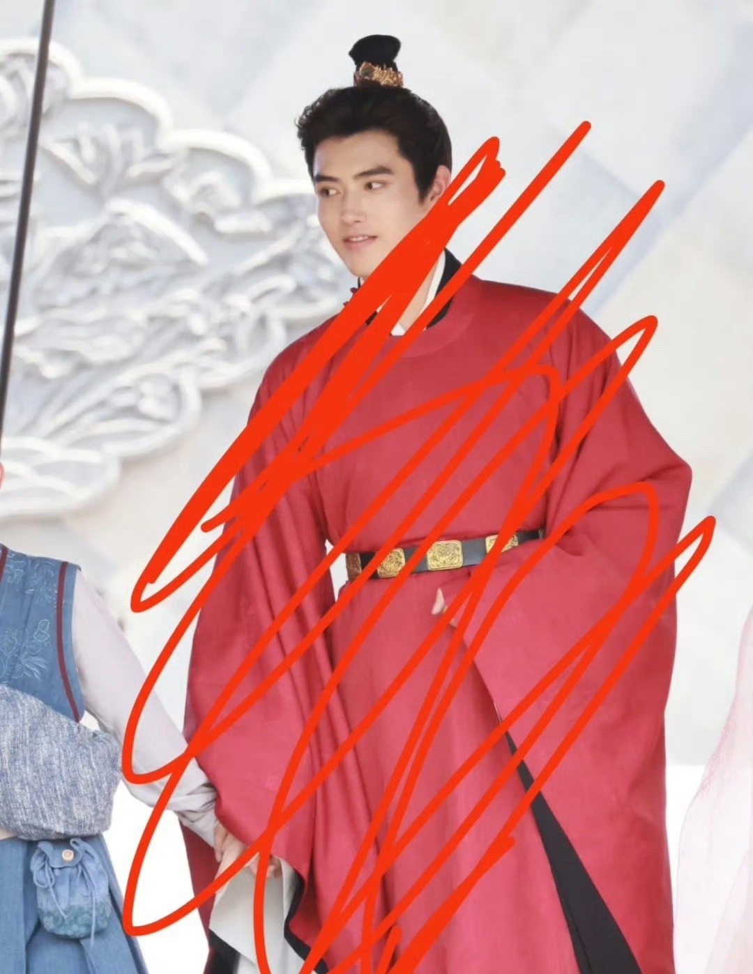 陈飞宇新剧造型路透，感觉有点灾难。 ​​​