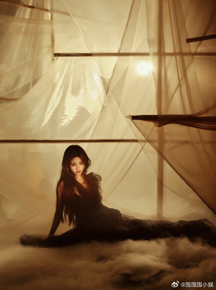 鞠婧祎黑纱造型鞠婧祎这个黑纱造型不要太美了，好鬼好魅。鞠婧祎暗黑薄纱造型