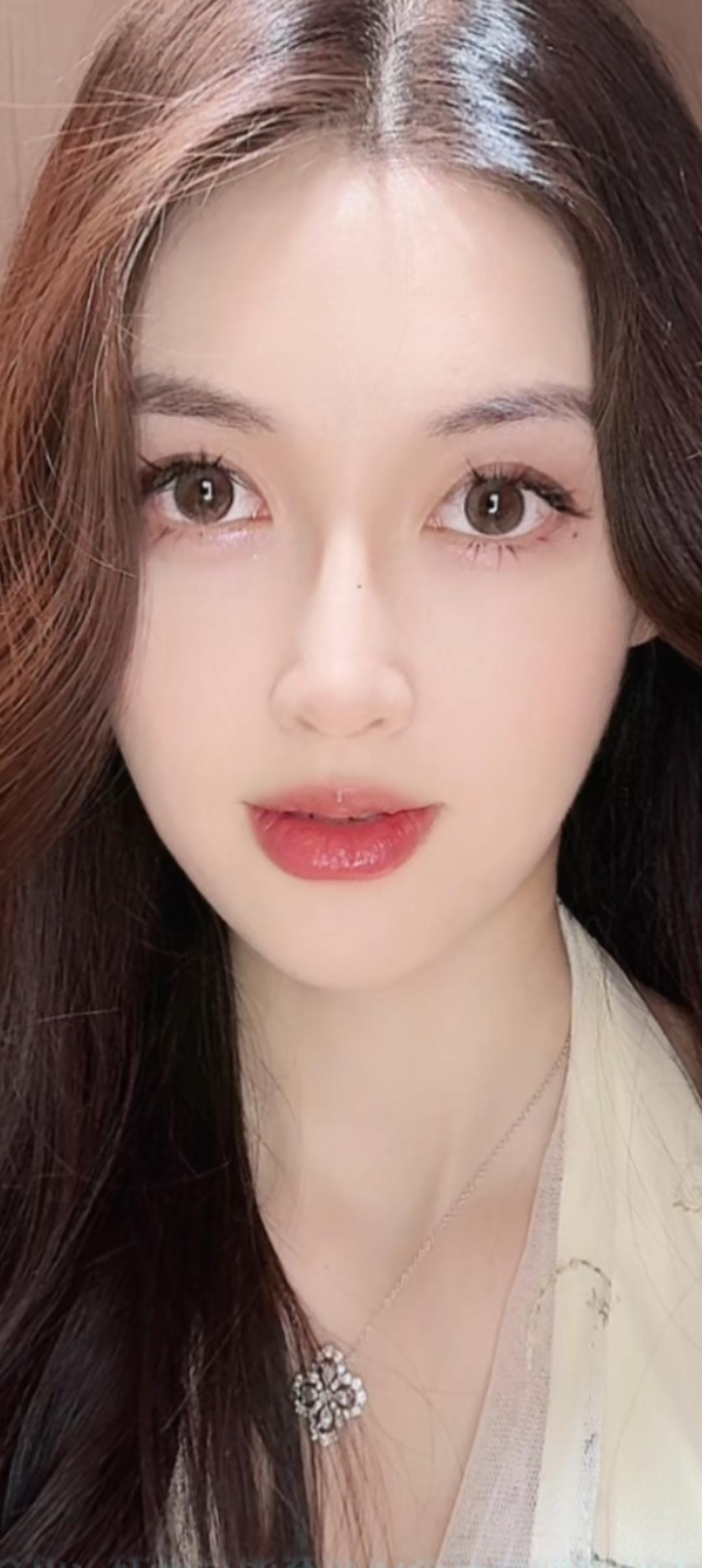 温柔甜美的少女，清新自然的妆容，让人心动不已！💖✨