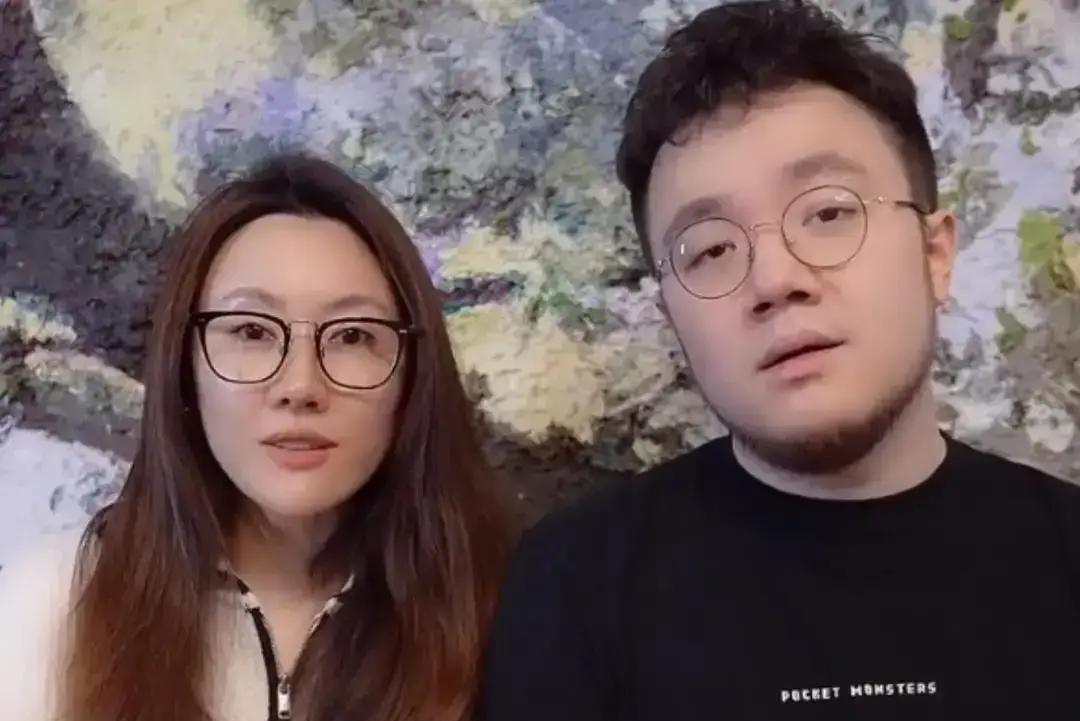 他终于捅破了英达家里那层糊了二十年的窗户纸。
英如镝发了七行文字配白图。
巴图上