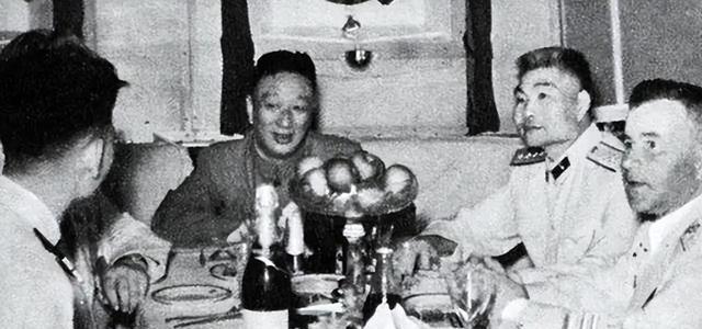 1965年成都某招待所，一位头发花白的老头刚啃完花生米，突然捂着肚子满地打滚。谁