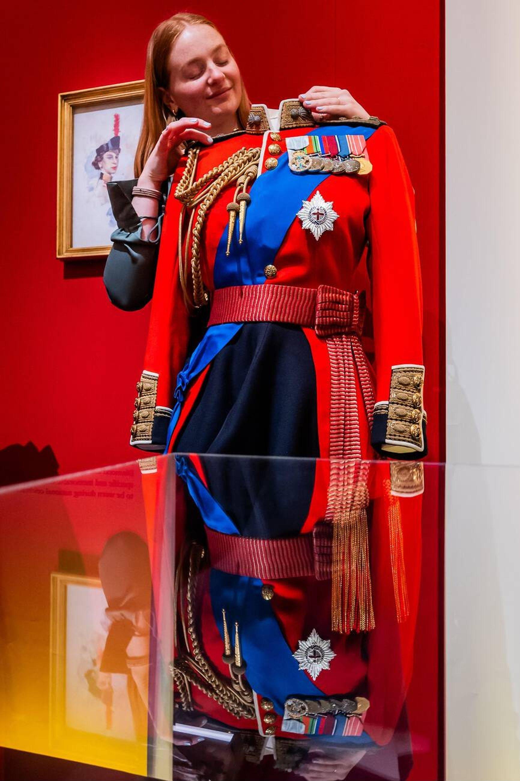 💂🏻♀️【看图识5️⃣大步兵卫团】也许很多人都知道伊丽莎白二世女王生前穿过红