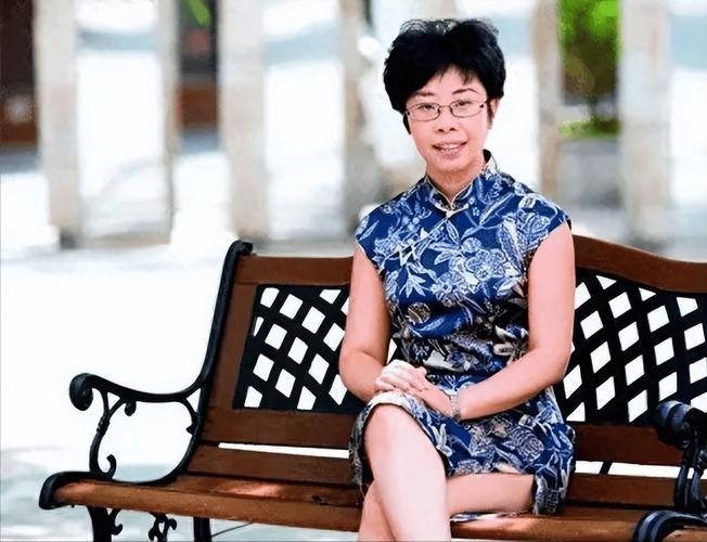 北大才女年近50仍旧孤身一人，节目上主持人犀利提问：你究竟想嫁给谁？现场沉寂片刻