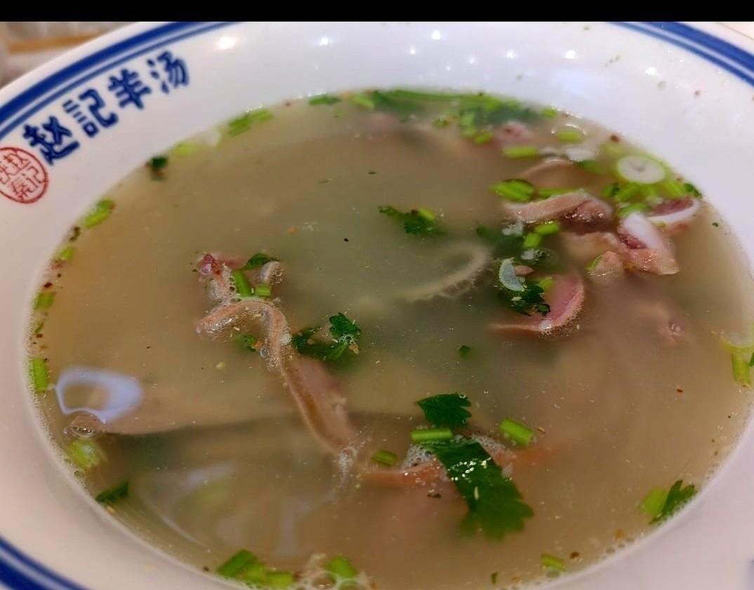 真是活见鬼了。
我拉着老公，直冲步行街那家开了好几年的羊杂店，推门的手都伸出去了