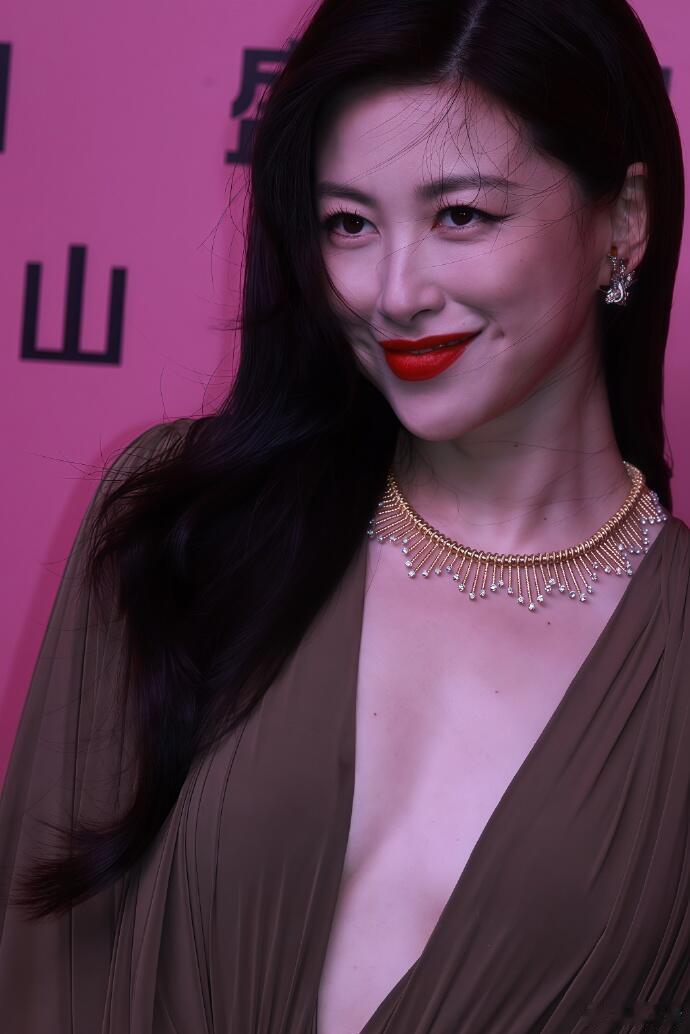 朱珠朱珠把外卖袋拎成秀场了直接沦为朱珠的走路粉！拎个外卖袋都姐感拉满、气场全开，