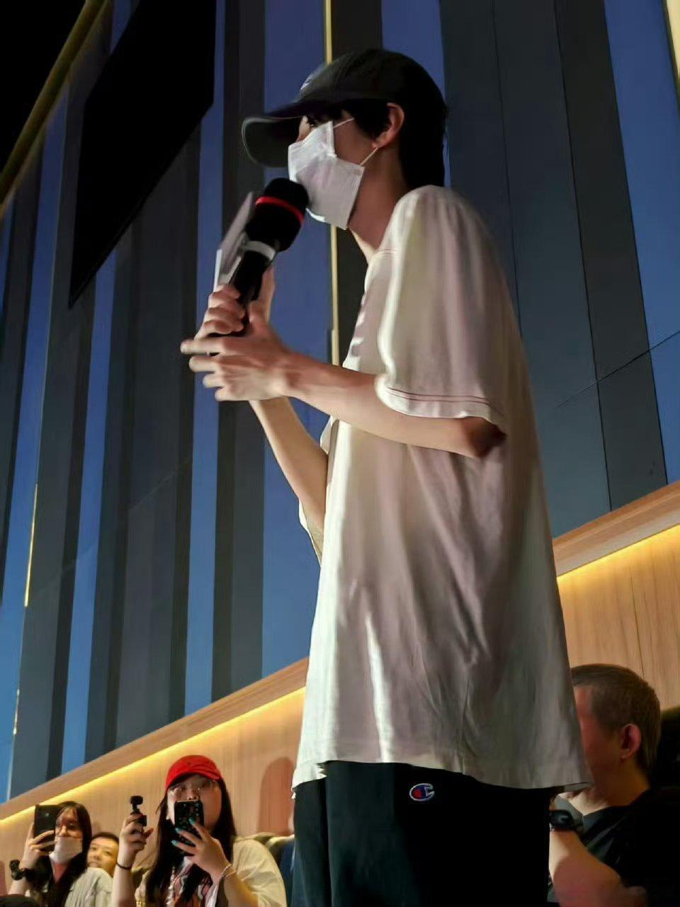 王俊凯怎么瘦成这样了 我知道是因为拍戏才瘦成这样的，但这也太瘦了点吧，身形好消瘦
