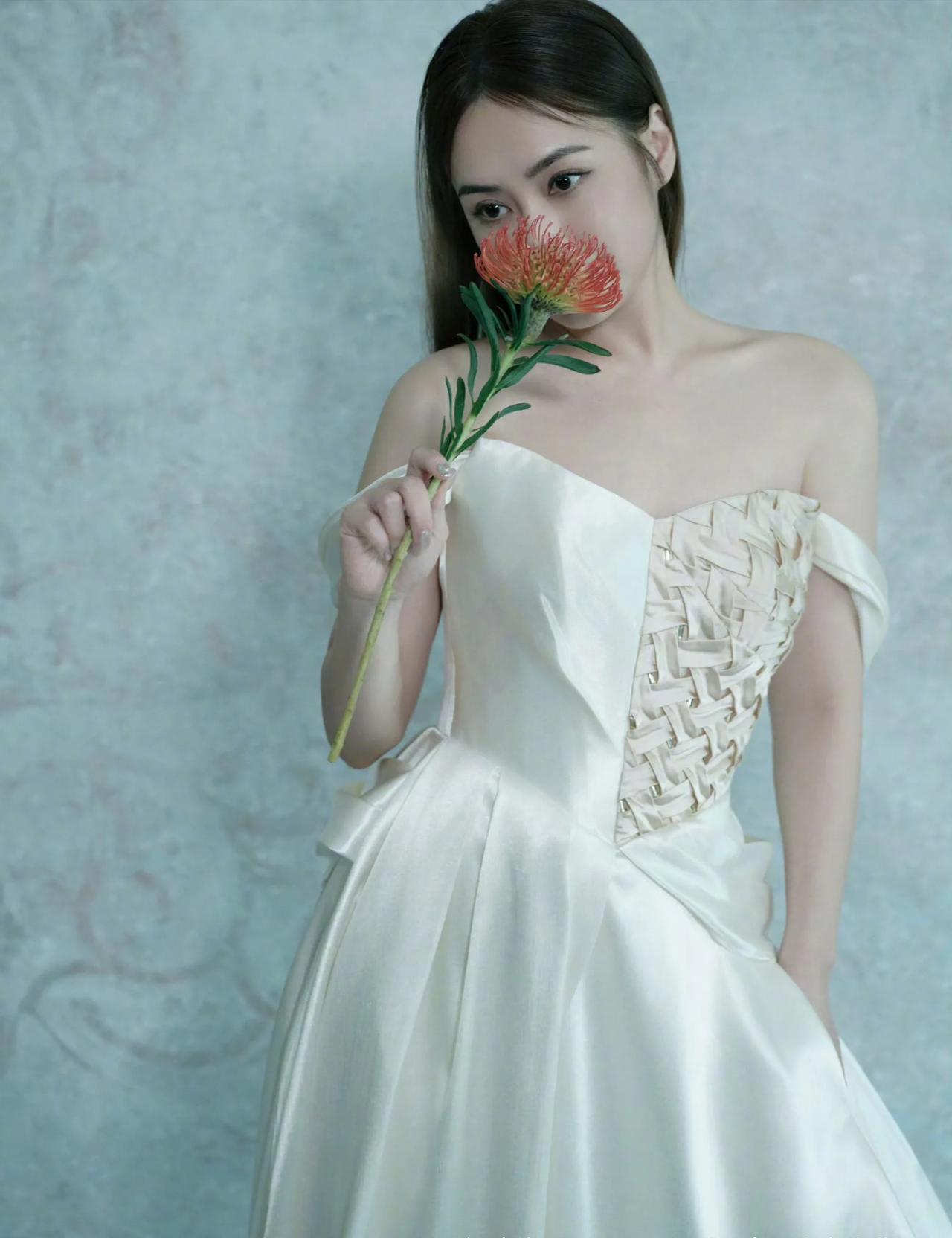 虽然她手拿鲜花把脸遮住了一部分，但是估计大家一眼就能认出她！出生于81年的她，今