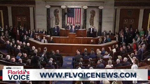 特朗普国会讲话刚开始就出乱子。多名民主党籍国会议员在会议现场抗议特朗普，有人举着