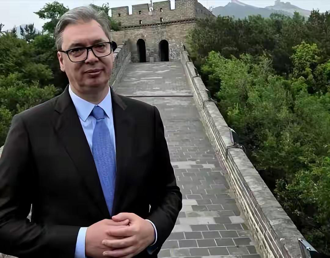 武契奇拍照有看点，他站在长城拍照，拍得长城树很青。他站在砖墙前拍照，他身上条纹有