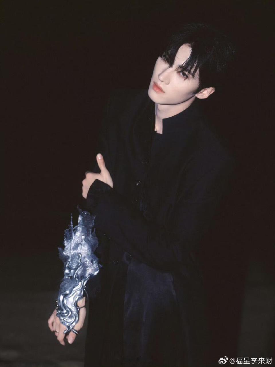 闫桉这逆天的身材比例 谁看了不说一句闫桉的身材是老天爷追着喂饭！头肩比绝到窒息，