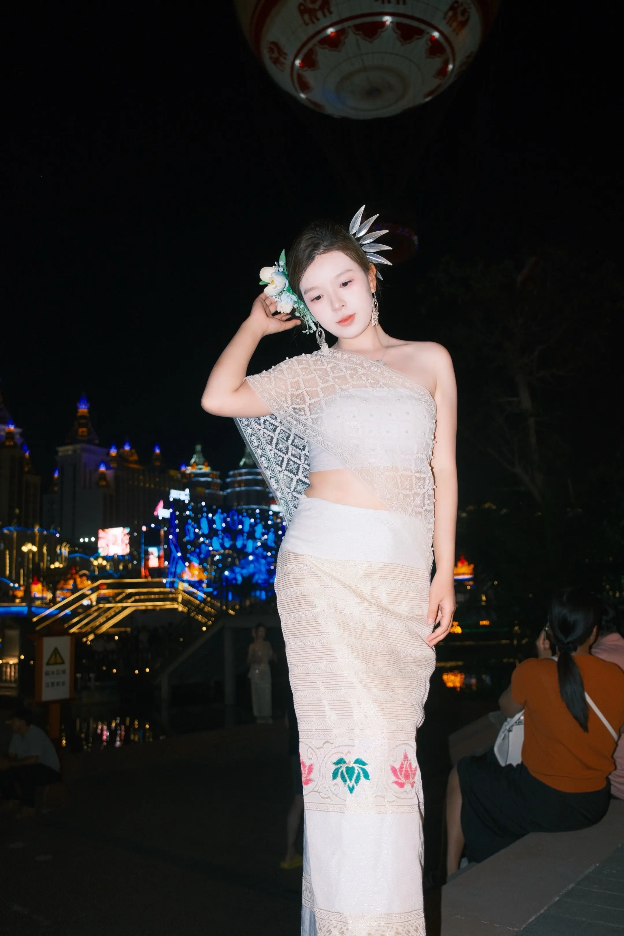 从星光夜市里穿梭，迷离的是暖黄色的灯光璀璨和热闹非凡。