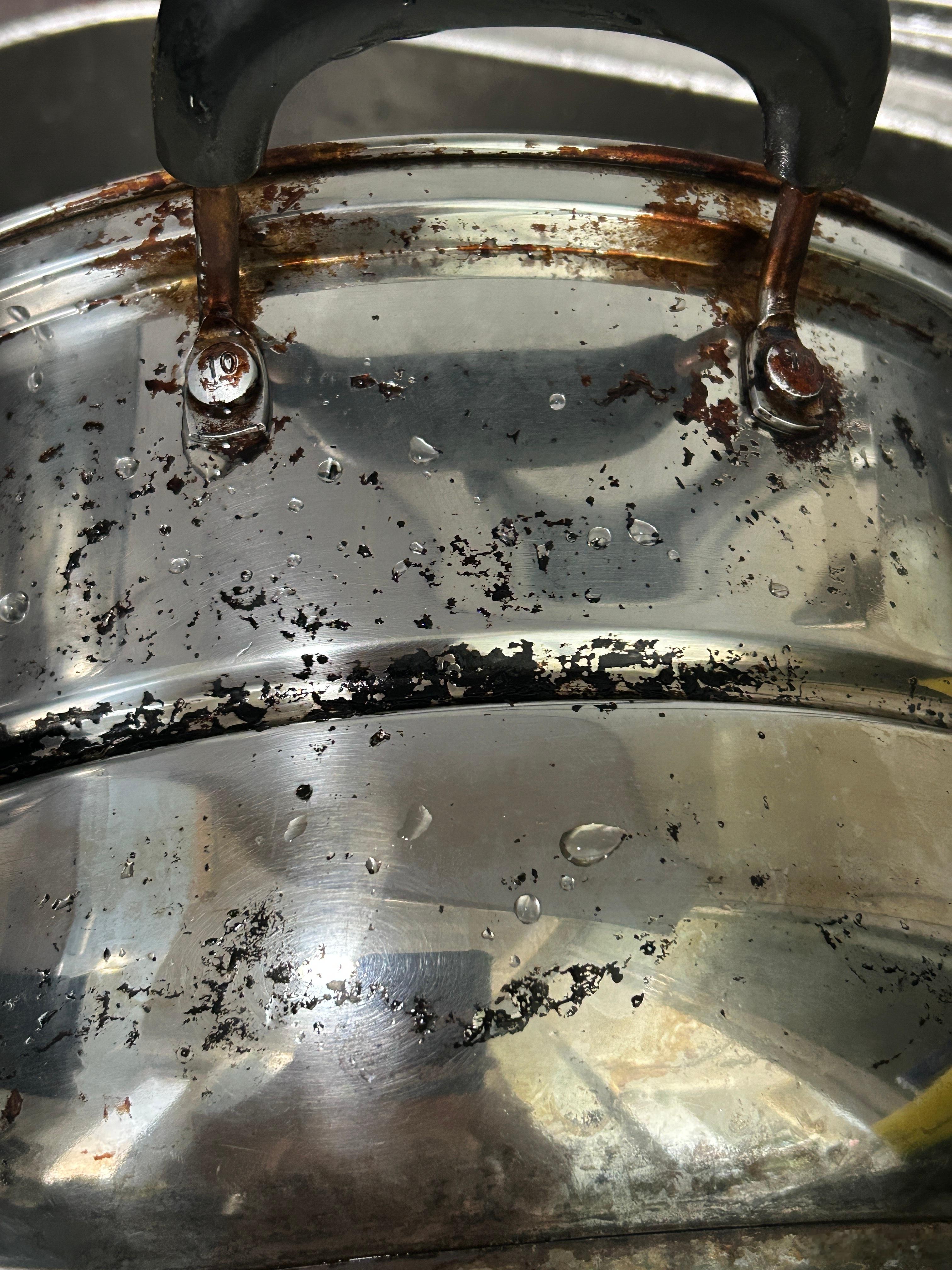 不锈钢清洁膏确实有用，我刷了好几遍，又涂上磨砂膏放了一晚上，大部分都被刷掉了，我