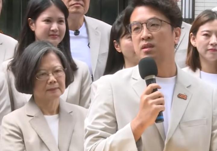 今天上午，民进党台北市长参选人沈伯洋在蔡英文的陪同下，前往台北市选委会登记参选。